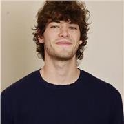 Insegnante di italiano per ragazzi e bambini. Diploma di liceo classico e laurea in comunicazione, insegno online e su Padova